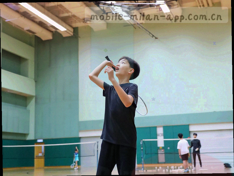 青少年球员分组进行短传与跑位训练的俯视画面